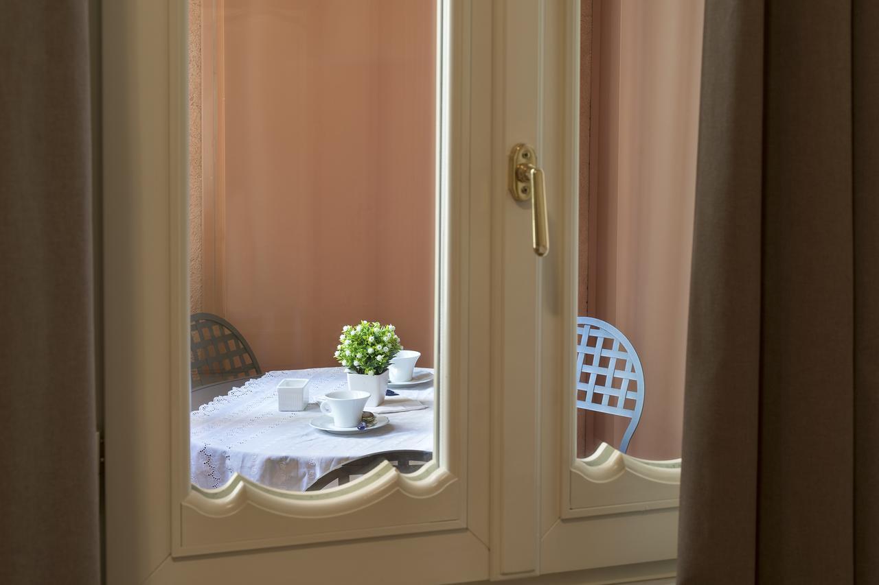 Apartmán Dimora Storica Palazzo Marescalchi Belli Řím Exteriér fotografie